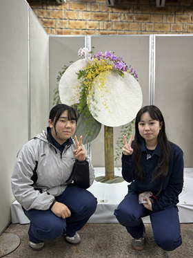 ２年生徒と作品.png